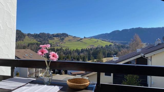 Bergwiese Mit Oberstaufen Plus Karte Extérieur photo